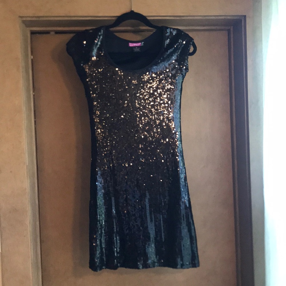Adorable mini sequins black dress!